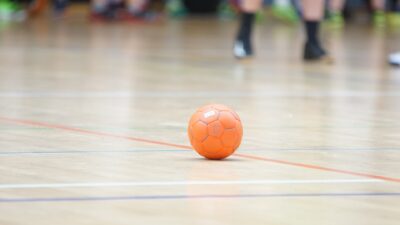 En handboll på en plan