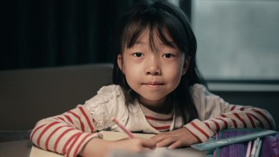 Flicka som gör läxor.