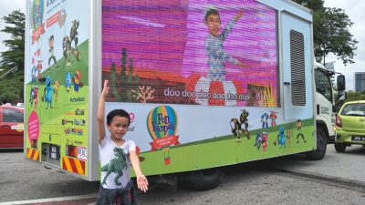 Ett barn som dansar Baby shark-dansen