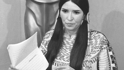 Sacheen Littlefeather håller tal på Oscarsgalan år 1973.